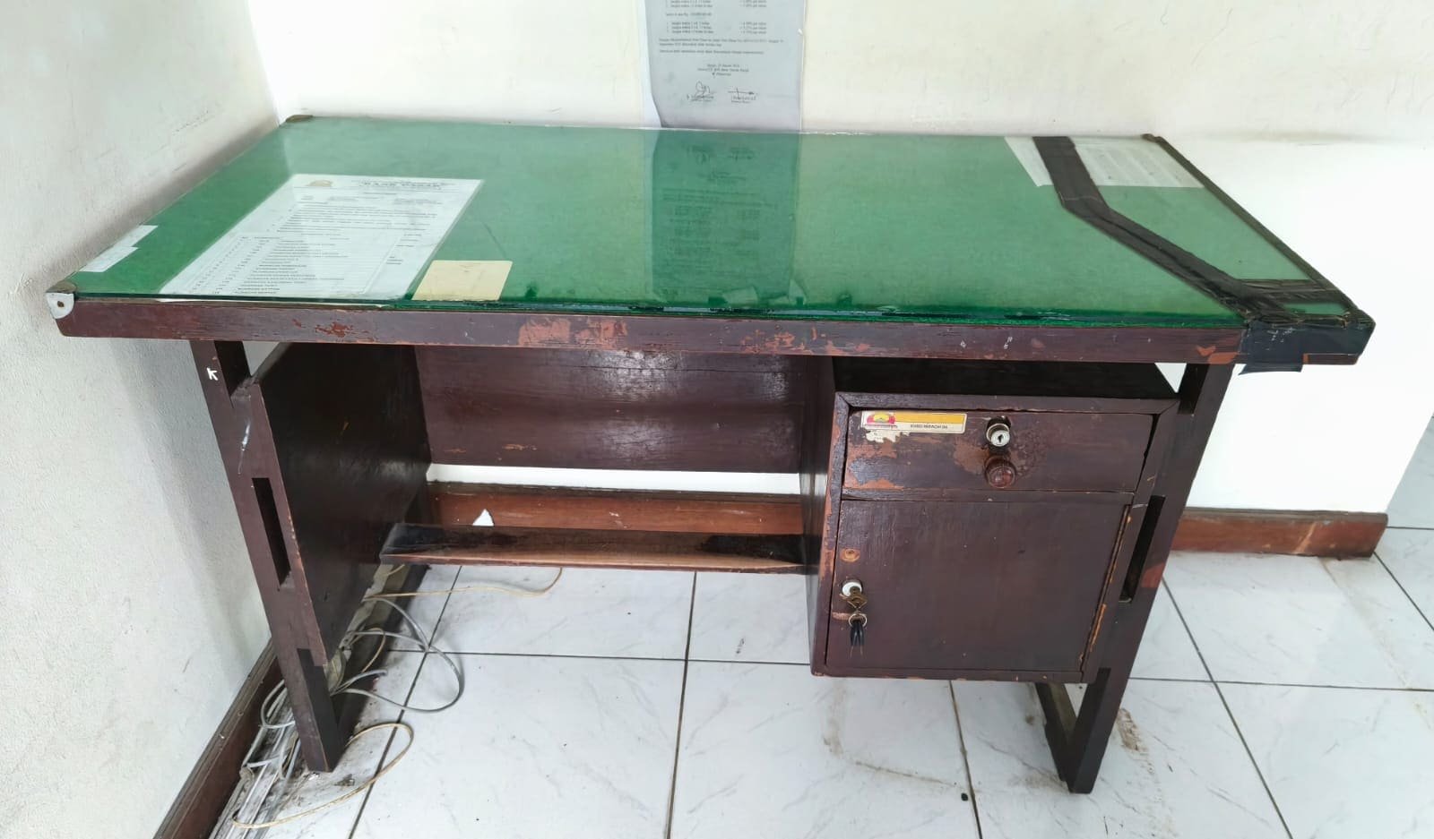 Meja kerja kayu sederhana 1 laci